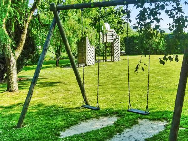 14 bedrooms house with enclosed garden and wifi at Anthisnes