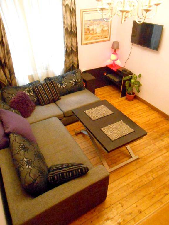 8 bedrooms house with city view enclosed garden and wifi at Sofia 6 km away from the slopes