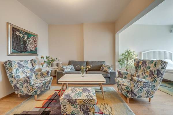 Beautiful Jewel in Top Center