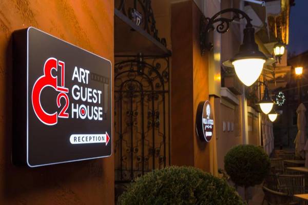 8 1/2 Art Guest House