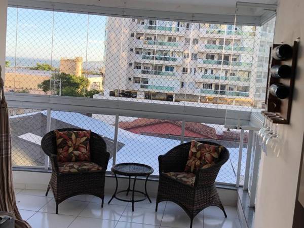 Apartamento com piscina e vista lateral para o mar