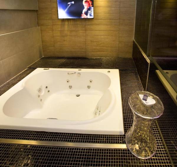 Lush Motel (Adult Only)