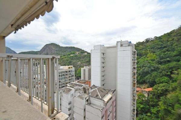 Apartamento de 2 quartos com varanda e vaga de garagem no Leme!