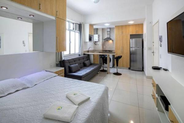 Reformado e silencioso studio na quadra da praia em Copacabana!