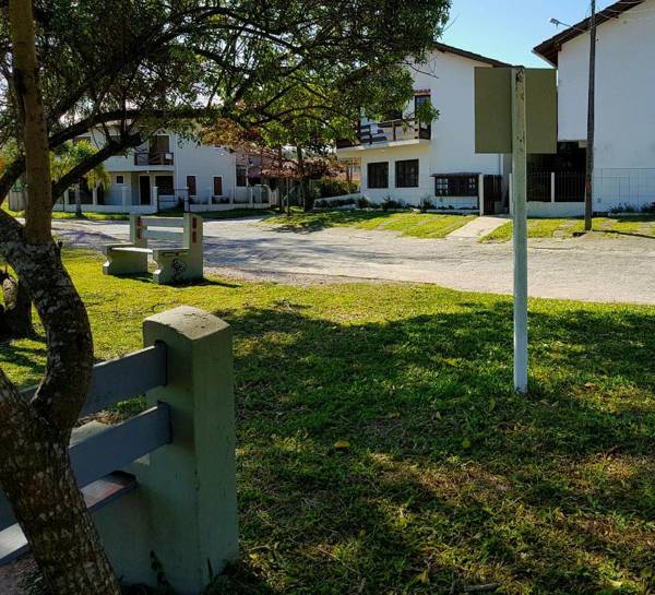 RESIDENCIAL COM CASAS DE 2 DORM - Praia Garopaba