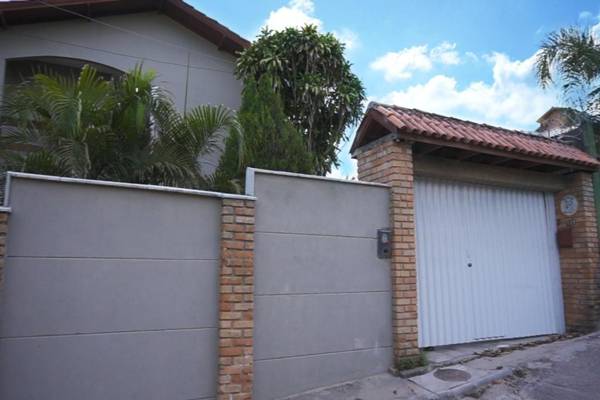 Hostel House Santinho