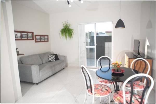 Casa com 2 suítes e quintal com churrasqueira