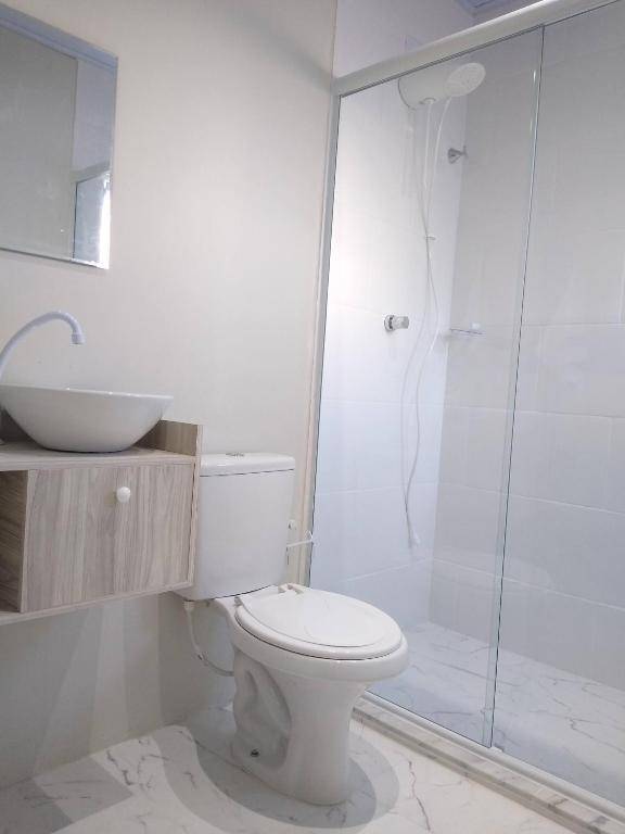 Casa com 2 suítes e quintal com churrasqueira