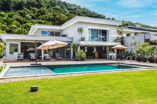 Casa de luxo com piscina área gourmet e a poucos metros da praia no condomínio Costa Verde da Tabatinga