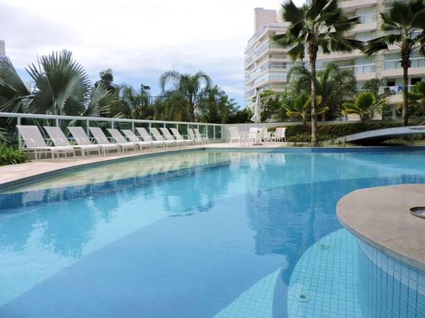Apto com piscina e Wi-Fi perto do mar em Bertioga