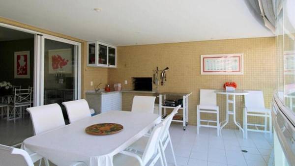 Apto com piscina e Wi-Fi perto do mar em Bertioga