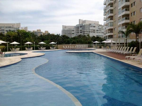 Apto com wi-fi espaço gourmet e piscina em Riviera