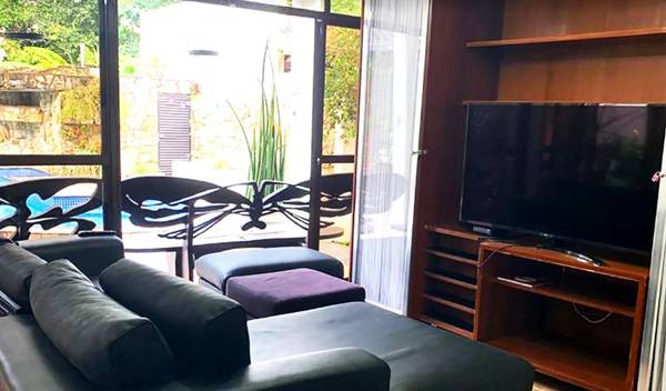 Sobrado com WiFi piscina e churrasq em Riviera