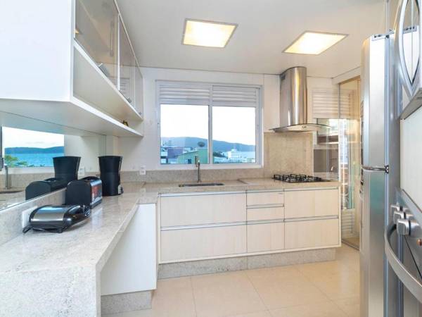 Boulevard Bombinhas condomínio com lazer piscina aquecida frente avenida a poucos passos da praia de Bombinhas