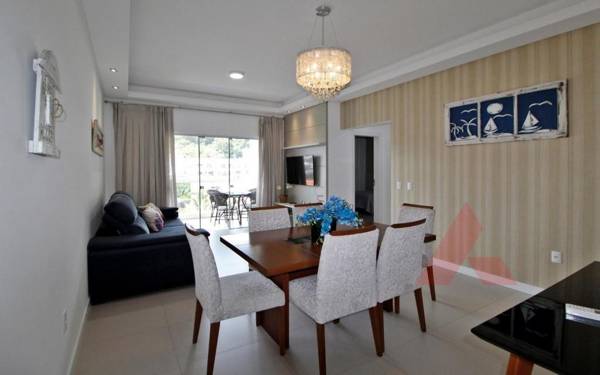 1077 Excelente opção com duas suítes no centro de Bombinhas