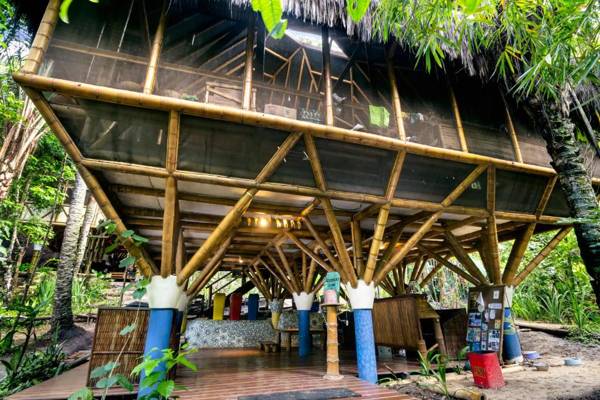 Universo Pol Bamboo Hostel