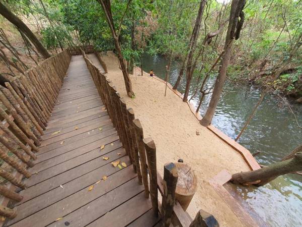 Resort Park Veredas com rio quente ao fundo