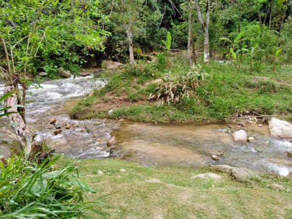 Casa da cachoeira na beira do Rio Sana