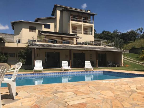Chácara com piscina jogos e wi-fi em Campo Limpo