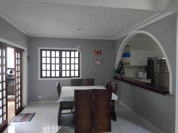 Linda Casa 3 quartos acomoda 10 pessoas há 15 km da praia da Enseada