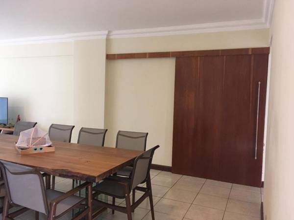 Apartamento amplo e aconchegante com vista para o mar.