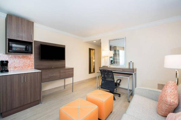 Workspace - Holiday Inn Express & Suites Nassau an IHG Hotel