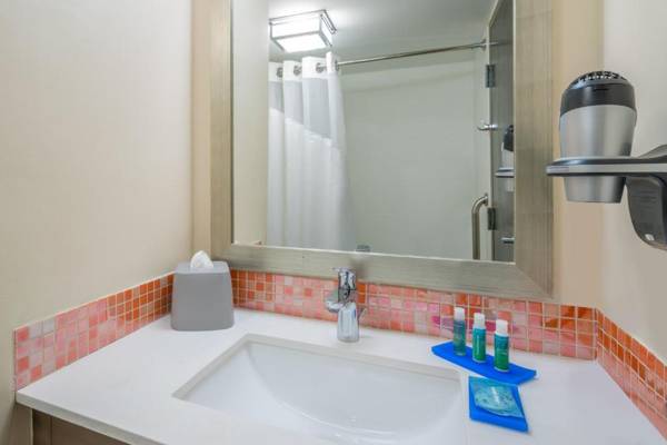 Holiday Inn Express & Suites Nassau an IHG Hotel