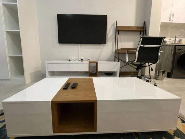 Workspace - Modern Studio Apartment - H103