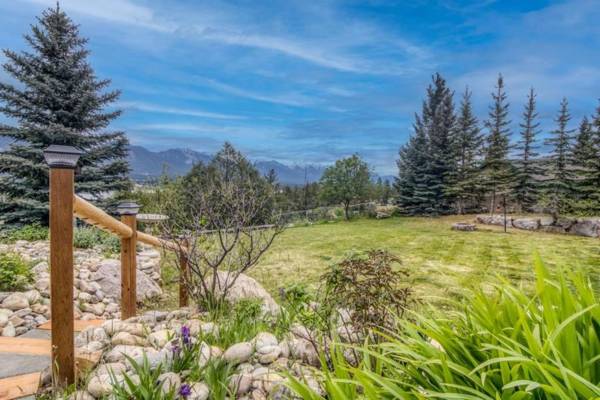 Pine Ridge Log Home with Lake View and Backyard