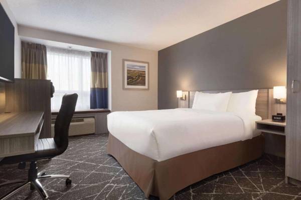 Workspace - Microtel Inn & Suites Montreal Airport-Dorval QC