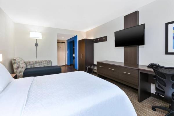 Workspace - Holiday Inn Express Winnipeg Airport - Polo Park an IHG Hotel