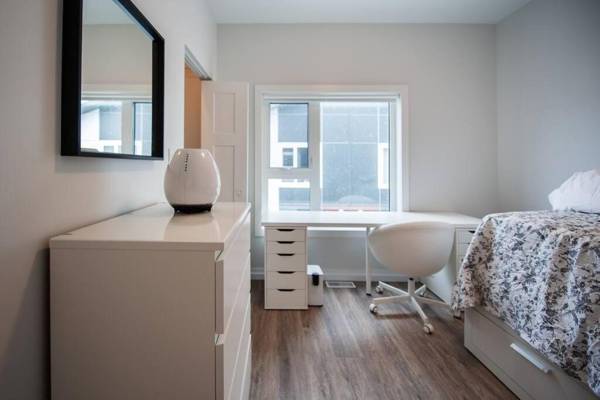 Workspace - Upscale 2 bedroom Townhouse near Univ of Manitoba