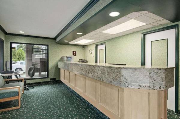 Workspace - Travelodge by Wyndham Vancouver Lions Gate