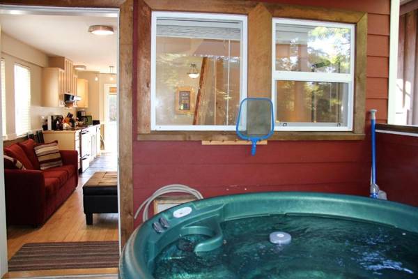 Waterfront 2 bedroom Cottage with Hot Tub!