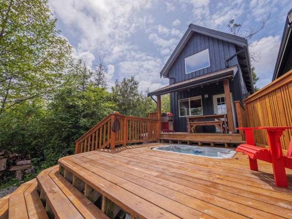 Bear Coast Cabin with Hot Tub Patio and Waterview