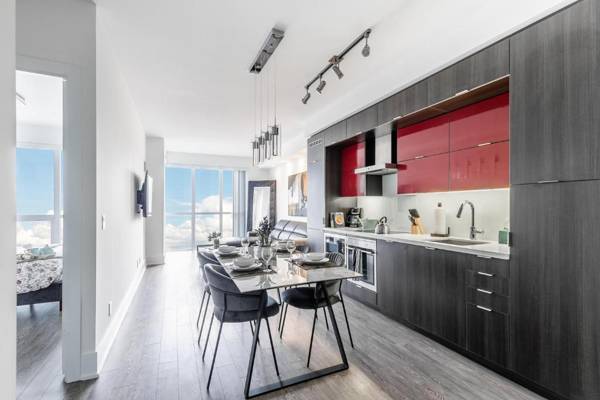 Stylish 1Br plus office Condo - CN Tower View