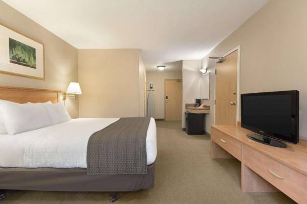 Days Inn & Suites by Wyndham Thunder Bay