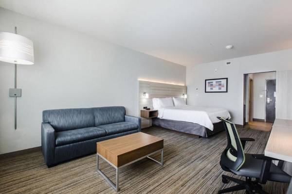 Workspace - Holiday Inn Express & Suites - Edmonton N - St. Albert an IHG Hotel