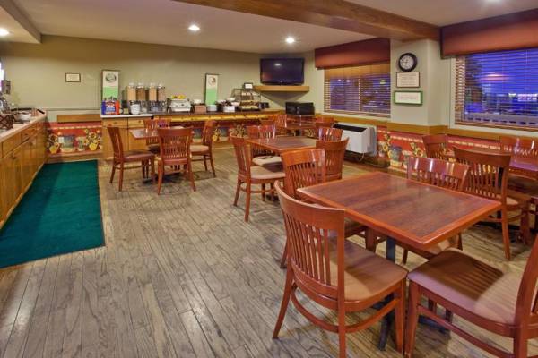 Travelodge Suites by Wyndham Regina - Eastgate Bay