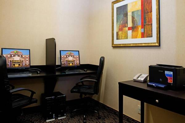 Workspace - Holiday Inn Express & Suites-Regina-South an IHG Hotel