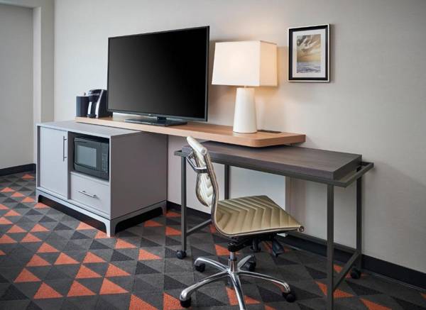 Workspace - Holiday Inn & Suites Oakville at Bronte an IHG Hotel