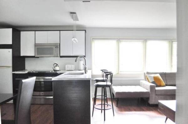 Cozy 1 BD suite centrally located North Vancouver