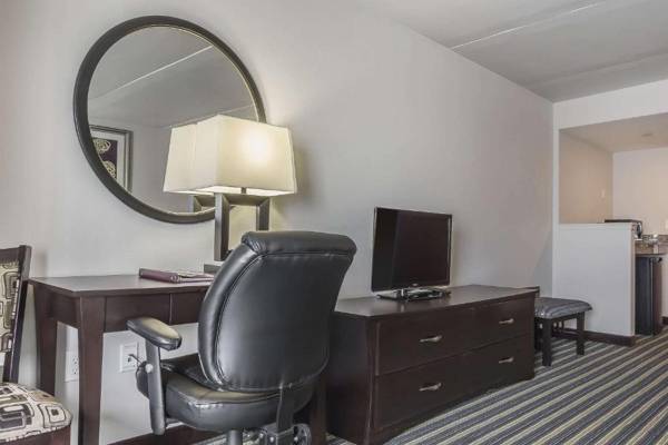 Workspace - Comfort Inn & Suites Moose Jaw