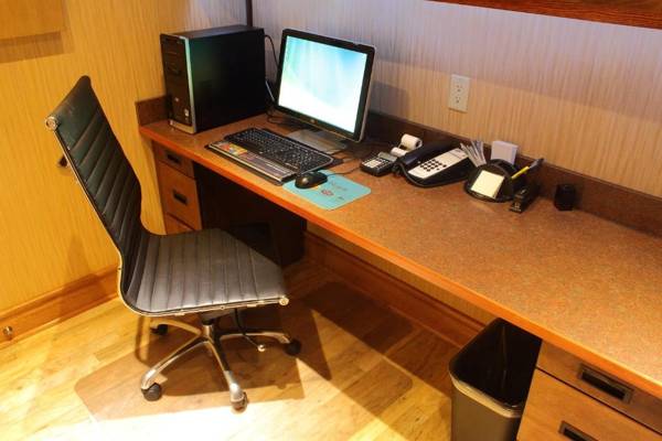 Workspace - Hampton Inn & Suites by Hilton Moncton