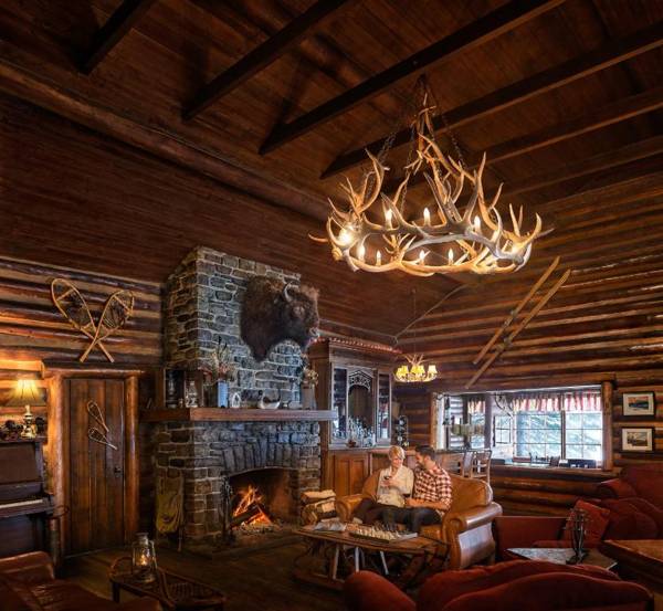 Storm Mountain Lodge & Cabins