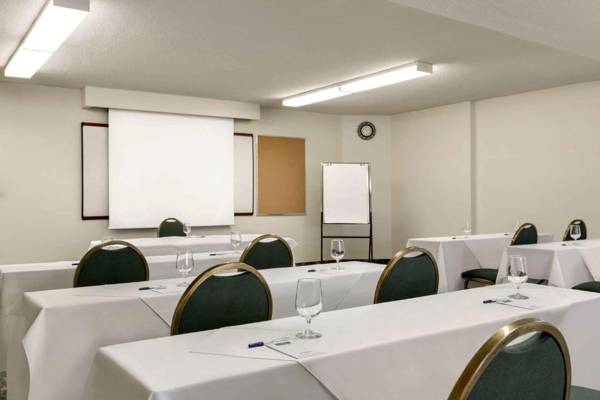 Travelodge Hotel by Wyndham Kingston Lasalle