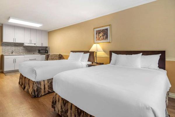 Econo Lodge Inn & Suites