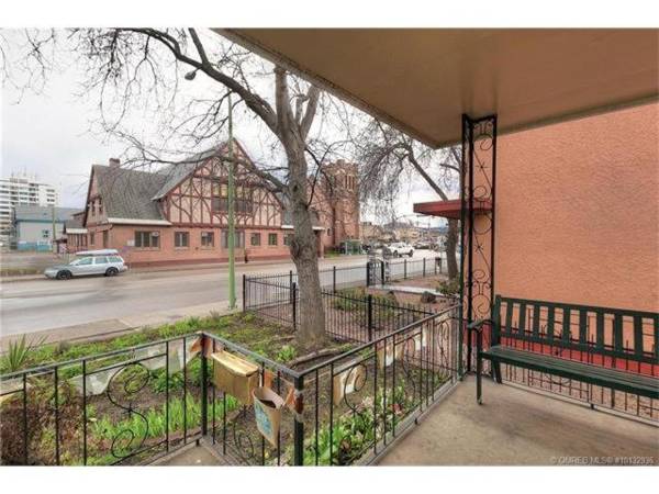 Kelowna Okanagan Lake Hostel