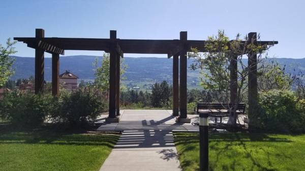Pinnacle Pointe Resort by Discover Kelowna Resort Accommodations