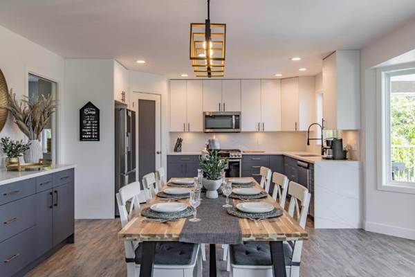 Huge 5BR Home with Pool Hot Tub & Games Room